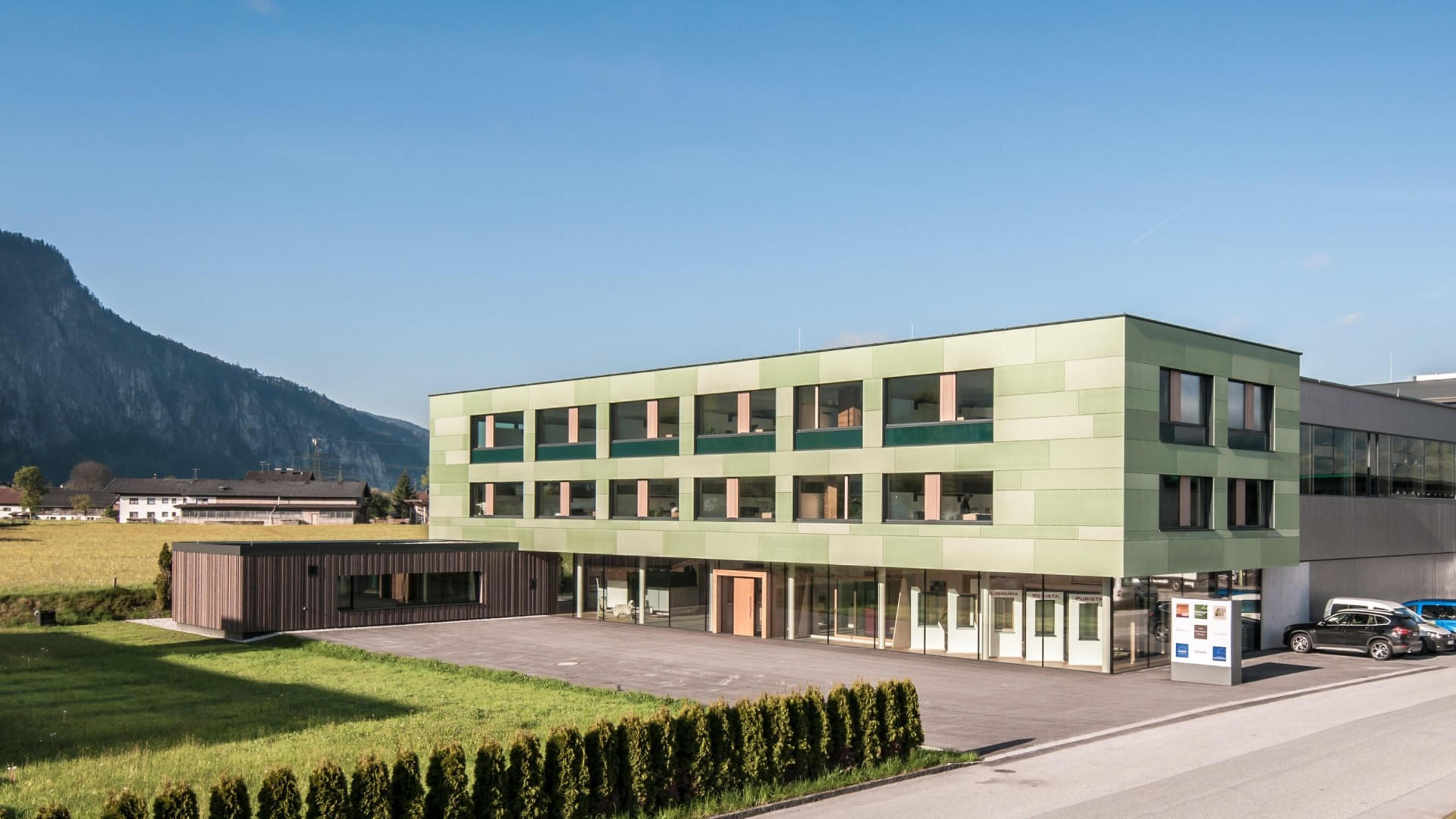 Der Stammsitz der Unternehmensgruppe Freisinger befindet sich in Ebbs in Tirol. Das Unternehmen besteht aus 10 Einzelfirmen und beschäftigt derzeit rund 150 Mitarbeiter:innen. 